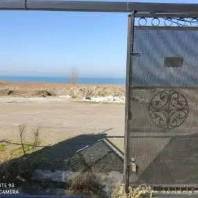 مشارکت در ساخت زمین مسکونی ساحلی داخل بافت و نزدیک جاده در سرخرود درویش‌آباد پلاک اول دریا